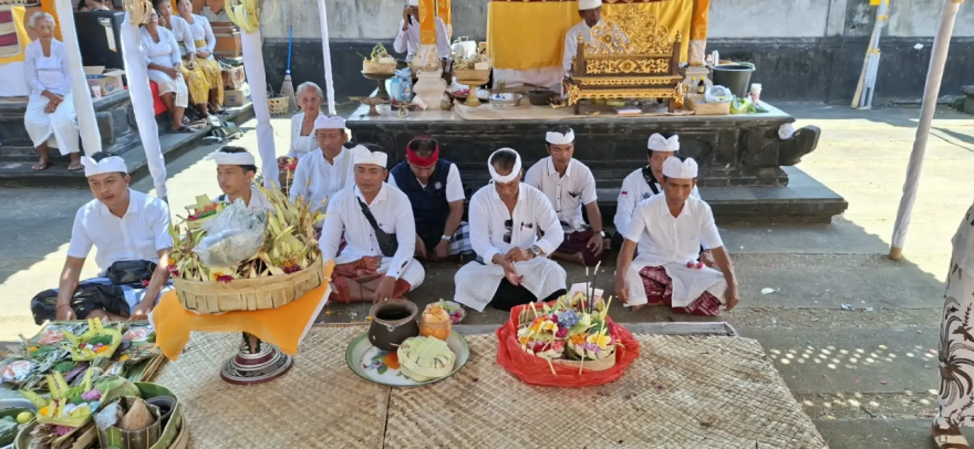 MENGHADIRI UNDANGAN PIODALAN DI PURA PUSEH SERONGGA